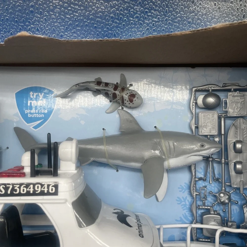 Animal Planet Shark Research Boat Playset with 2 Sharks, Lights‎ & Sound NEW
